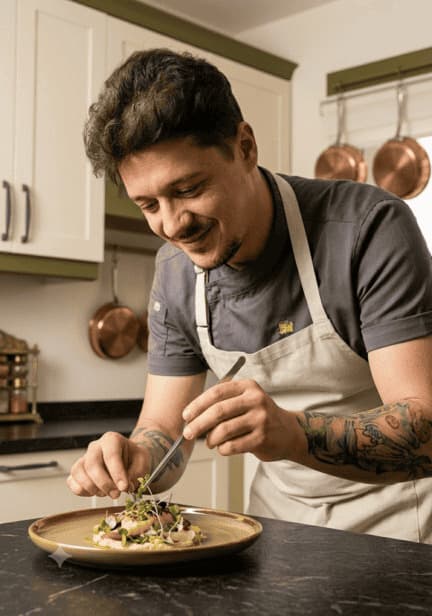 Chef Rareș pregătind un preparat